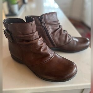 Clarks Ankle Boots Women's 9W Brown Leather Comfort Ruched Buckle Strap
Zip